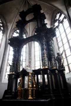 Feuer in der Aachener Nikolauskirche: Hochaltar stark beschädigt