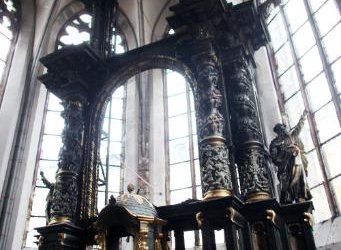 Feuer in der Aachener Nikolauskirche: Hochaltar stark beschädigt