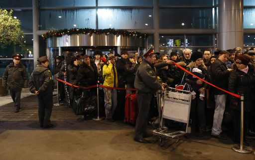 Wartende Passagiere nach Anschlag auf Moskauer Flughafen