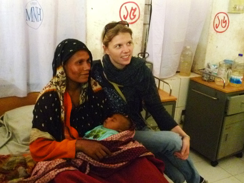 Claudia Niessen beim Besuch der Geburtsstation in einem Krankenhaus der Hauptstadt Dhaka