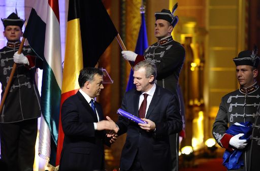 Ungarns Regierungschef Victor Orban erhält die Europäische Flagge von Yves Leterme