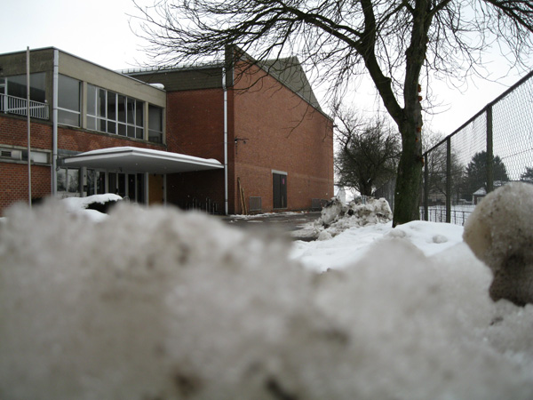 Durch den Schnee droht das Hallendach einzustürzen