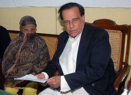 Salman Taseer beim Treffen mit einer zum Tode verurteilten Christin am (8.11.10)