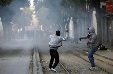 Staatskrise in Tunesien: Militär und Plünderungen in Hauptstadt