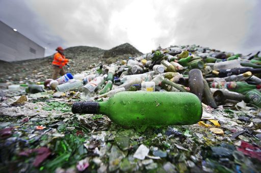 Flaschen warten darauf, recycelt zu werden