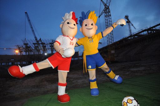 Die Maskottchen der Europa-Meisterschaft vor dem neuen Stadion von Lviv in der Ukraine