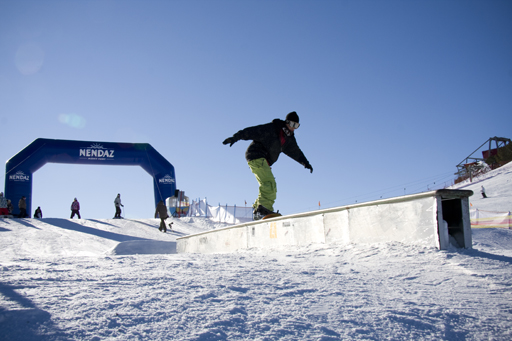 Nendaz: Junge Skifahrer im Snowpark