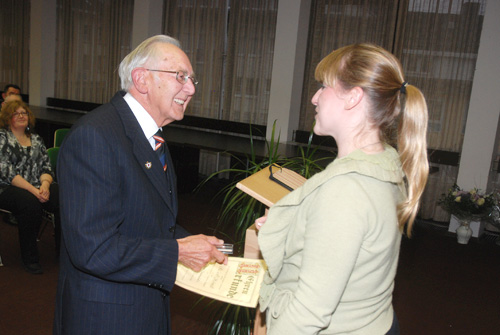 Richard Schwall erhält Goldene Kulturnadel von Ministerin Weykmans