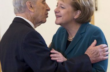 Shimon Peres und Angela Merkel