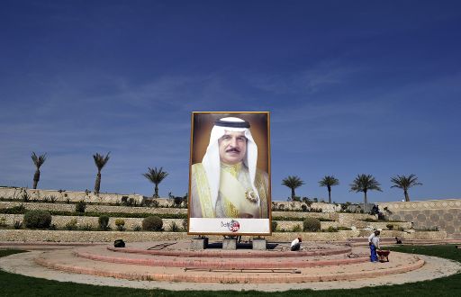 Porträt des Königs von Bahrain, Hamad ibn Isa Al Khalifah, an der Straße zur Formel-1-Rennstrecke