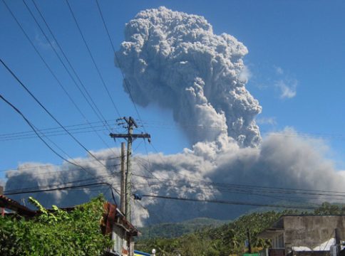 Philippinen: Vulkan Bulusan schleudert Asche