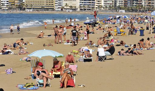 Gran Canaria: Touristen genießen die Sonne (Canteras Beach, Las Palmas)