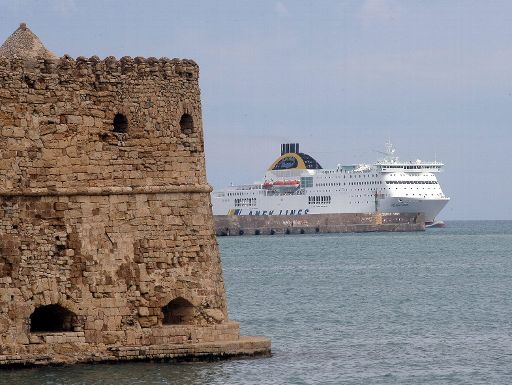 Das griechische Schiff "Hellenic Spirit" im Hafen von Herakleion auf Kreta