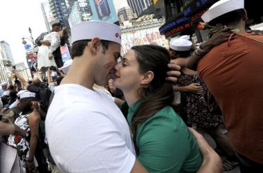 Der berühmte Matrosen-Kuss am Times Square