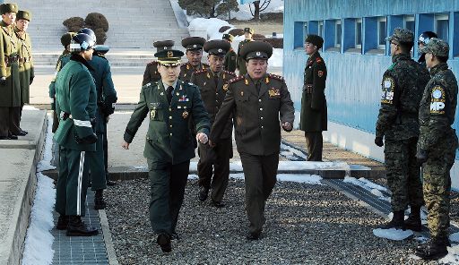 Offiziere Moon Sang-Kyun (Südkorea) und Ri Seon-Kwon (Nordkorea) treffen zum zweiten Tag der Gespräche ein