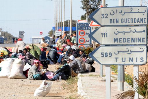 Etwa 16.000 Menschen sollen bereits nach Tunesien geflohen sein