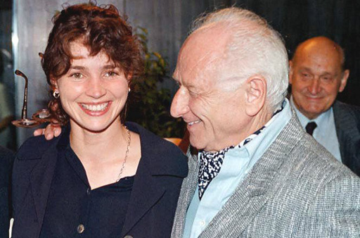 Arnost Lustig mit Jury-Kollegin Julia Ormond beim Karlovy Vary International Film Festival (12. Juli 1996)