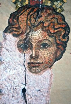 Fachleute restaurieren das Kuppelmosaik des Aachener Doms