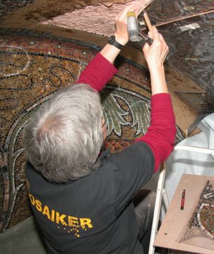 Fachleute restaurieren das Kuppelmosaik des Aachener Doms
