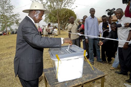 Yoweri Museveni bei seiner Stimmabgabe