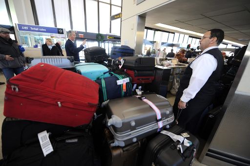 Koffer stapeln sich am Flughafen Newark