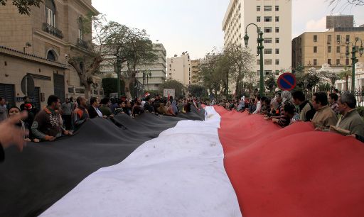 Straße zum Parlament in Kairo: Anti-Mubarak-Demonstranten halte eine riesige ägyptische Flagge