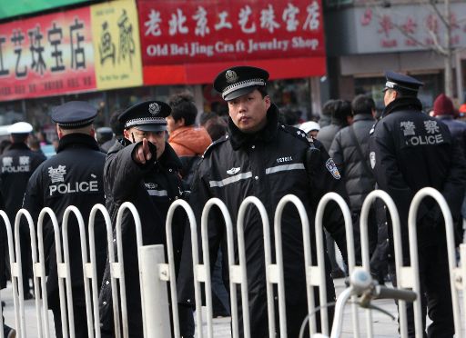 Peking: Einkaufsstraße Wangfujing von der Polizei abgeriegelt