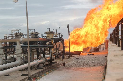 Pipeline auf dem Sinai in Flammen