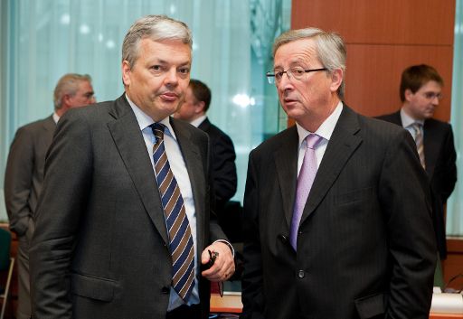 Eurogruppe (Bild: Finanzminister Reynders und der Vorsitzende Juncker) wollen Krisenfonds verdoppeln