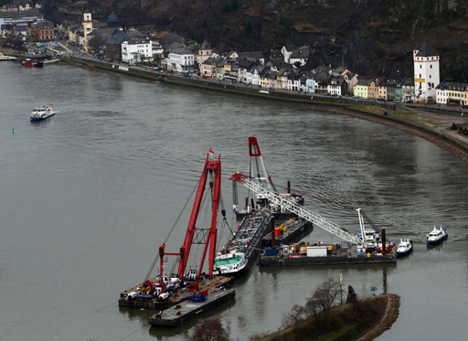 Sonntagmittag: Der havarierte Säuretanker Waldhof fast wieder in Normallage