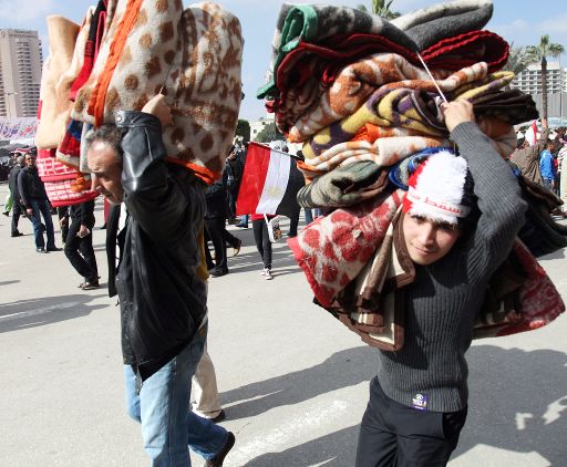 Schwer bepackt: Demonstranten verlassen den Tahrir-Platz