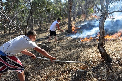 Anwohner bekämpfen das Feuer in den 'Perth Hills'