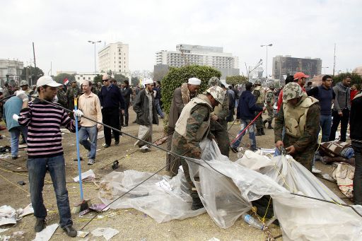 Demonstranten räumen den Tahrir-Platz in Kairo