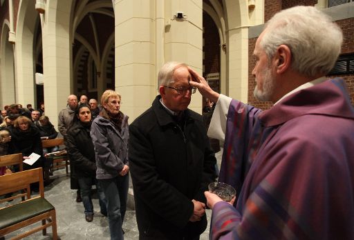 Das Aschenkreuz am Aschermittwoch eröffnet die christliche Fastenzeit