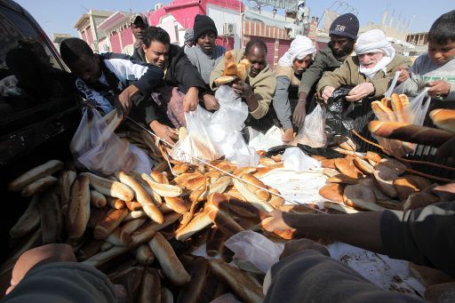 Libyer verteilen Brot in der Stadt Adschdabija (26. März)