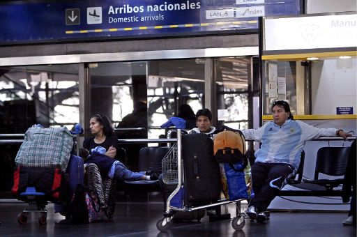 Wartende Passagiere am Flughafen von Buenos Aires