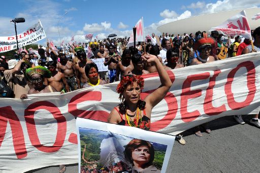 Brasilianische Ureinwohner demonstrieren gegen den Bau des Kraftwerks