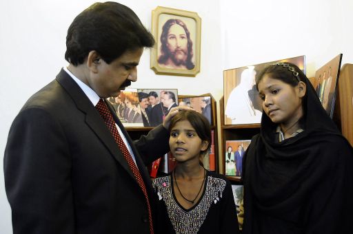 Shahbaz Bhatti besucht die Familie von Asia Bibi, die wegen Blasphemie zum Tode verurteilt wurde