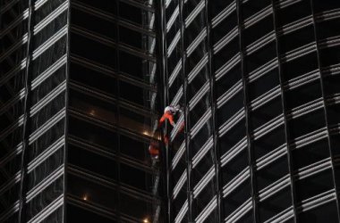 "Spiderman" Alain Robert erklimmt Burj Chalifa