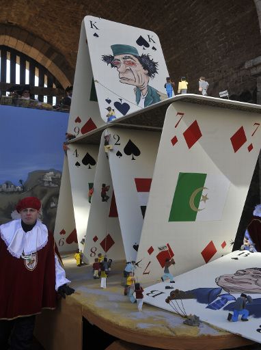 Gaddafis einstürzendes Kartenhaus beim Rosenmontagszug in Köln