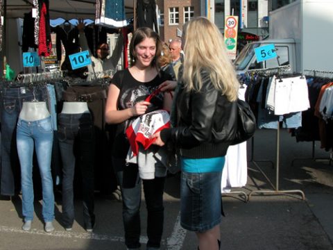 Equal Pay Day: Frauenliga verteilt rote Taschen