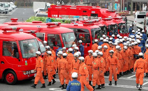 Feuerwehrtruppe auf dem Weg zum AKW Fukushima