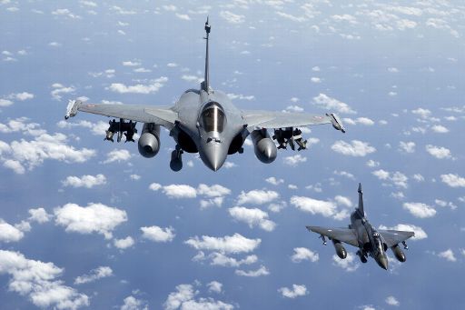 Flugzeuge der Alliierten bei Luftangriffen auf die libyschen Streitkräfte