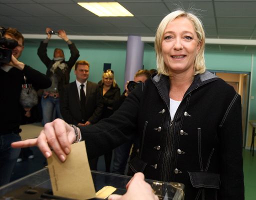 Kantonalwahlen in Frankreich: Marine Le Pen bei der Stimmabgabe