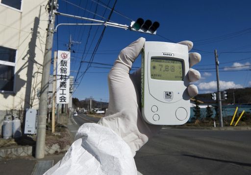 Ein Greenpeace-Mitarbeiter misst die Sievert-Werte in einem Dorf 40 Kilometer von Fukushima entfernt