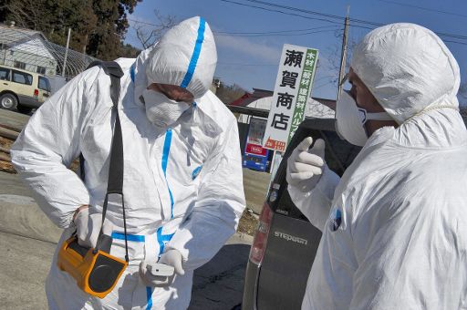 Greenpeace-Mitarbeiter messen die Radioaktivität in dem Dorf Namie, 30 Kilometer von Fukushima entfernt