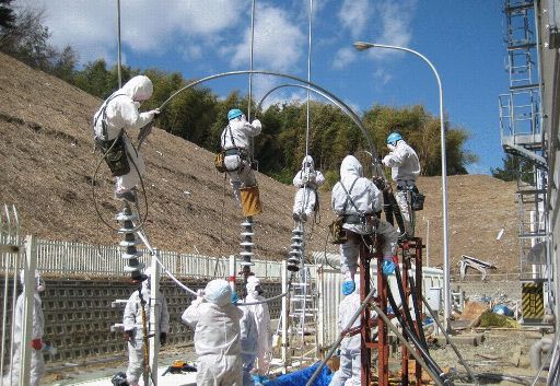 Fukushima: Arbeiter versuchen, die Stromversorgung wieder herzustellen