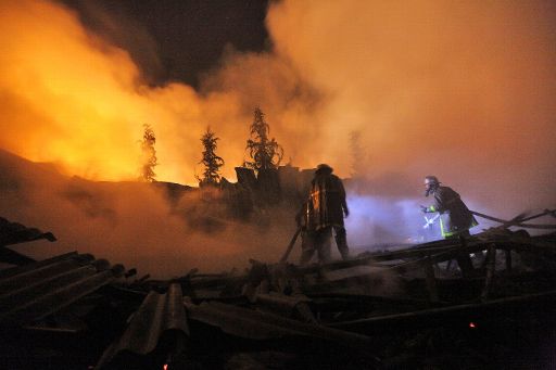 Palästinensische Feuerwehrleute beim Löschen eines Brandes in einer Fabrik in Gaza Stadt