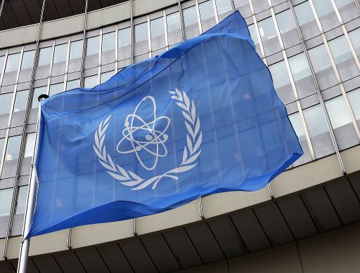 IAEA-Fahne vor dem Gebäude der Internationalen Atomenergiebehörde in Wien