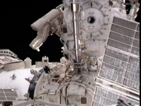 ISS: Kosmonaut Oleg Skripochkabei einem Außeneinsatz